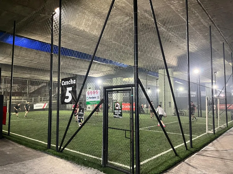 Partido en la cancha 5 de la sede Alberti de Qué Golazo