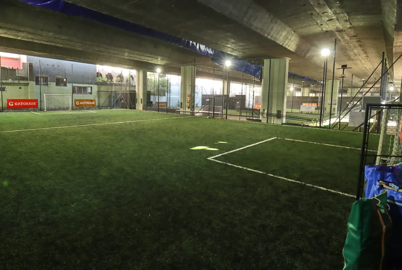 Cancha de fútbol de Qué Golazo iluminada de noche